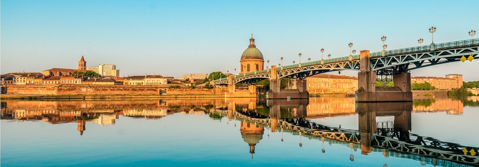 Paysage : vu deToulouse depuis les quais de la Garonne avec le pont neuf, la coupole et l'église Saint-Nicolas