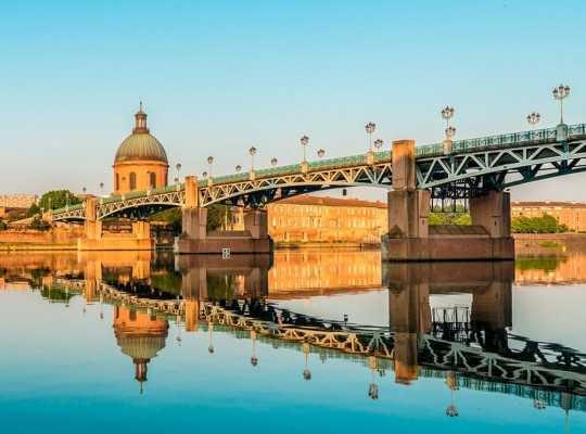 Paysage : vu deToulouse depuis les quais de la Garonne avec le pont neuf, la coupole et l'église Saint-Nicolas