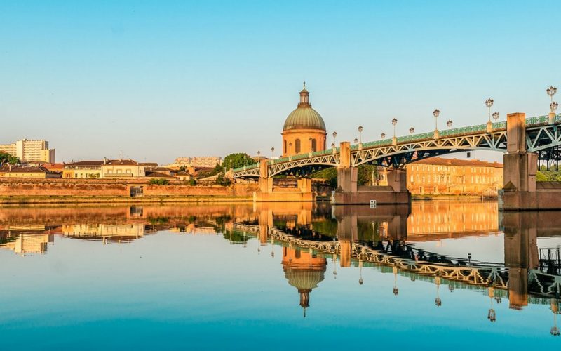 Paysage : vu deToulouse depuis les quais de la Garonne avec le pont neuf, la coupole et l'église Saint-Nicolas