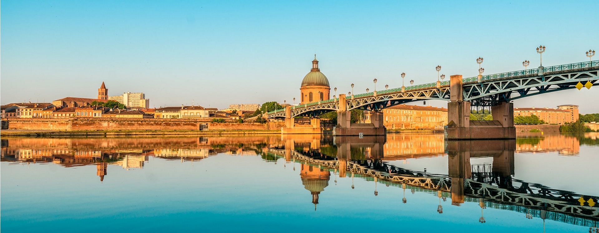 Paysage : vu deToulouse depuis les quais de la Garonne avec le pont neuf, la coupole et l'église Saint-Nicolas