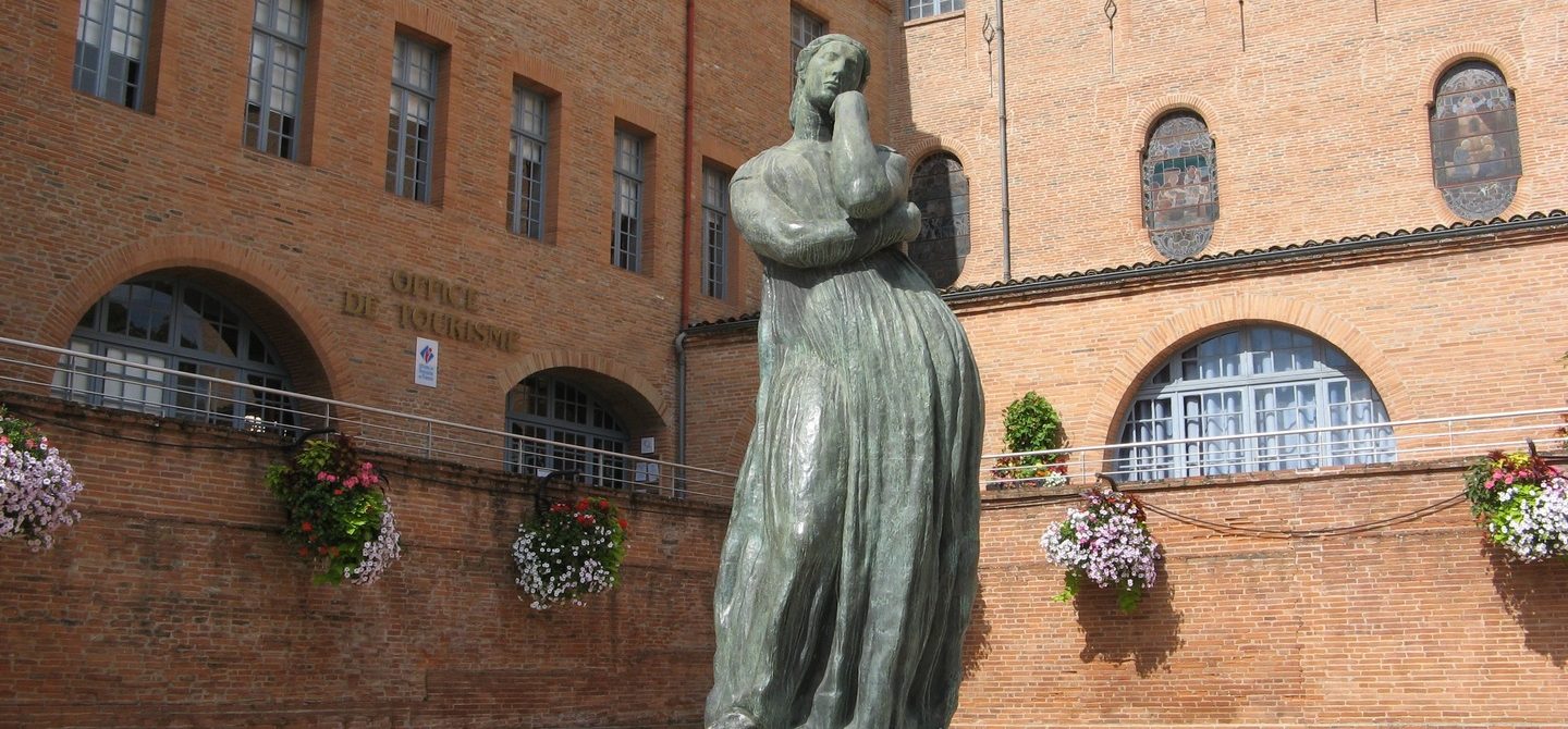 Paysage : Vue d'une statue présente dans la cour intérieure de ll'office du tourisme