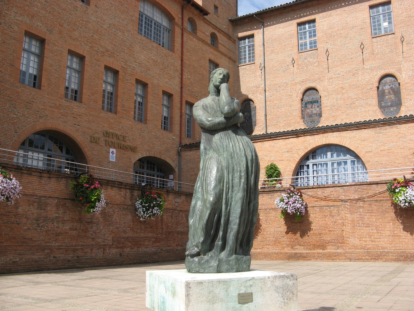 Paysage : Vue d'une statue présente dans la cour intérieure de ll'office du tourisme
