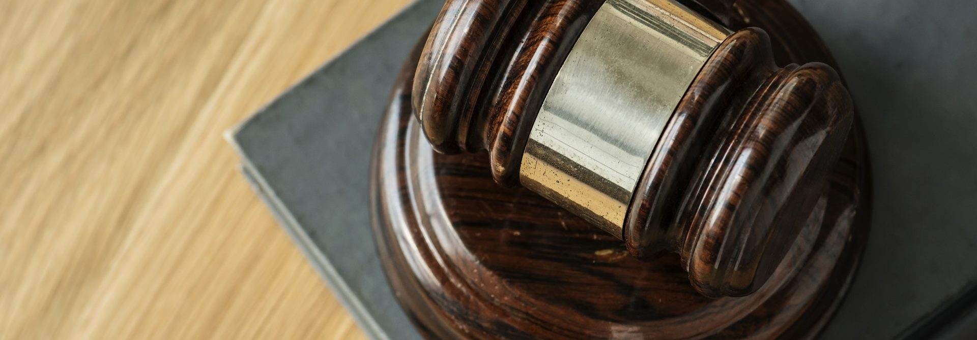 Un marteau posé sur son socle