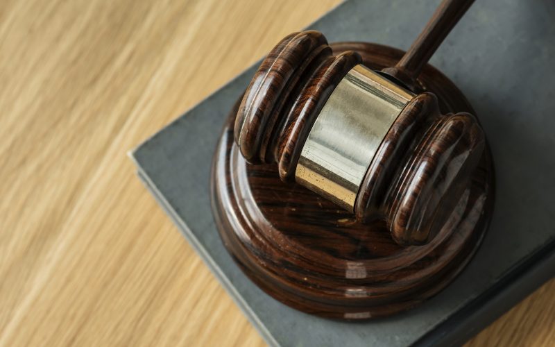 Ventes aux enchères / DECEMBRE Un marteau posé sur son socle