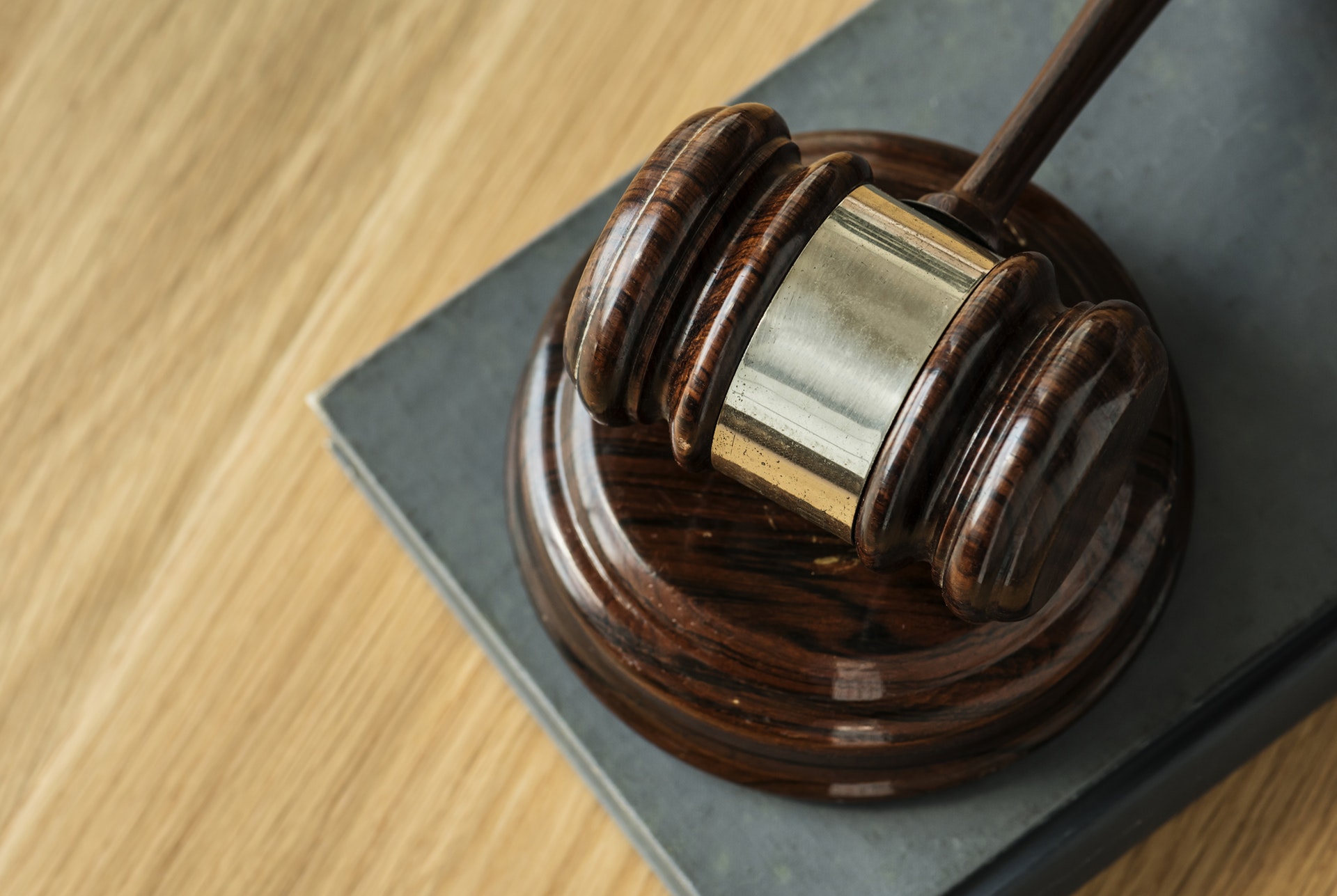 Un marteau posé sur son socle