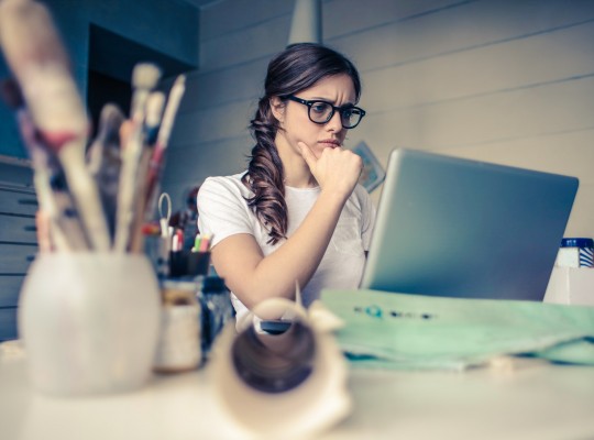 Une femme à son bureau travaillant à son ordinateur