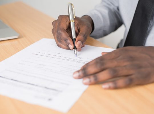 Un homme signant un document