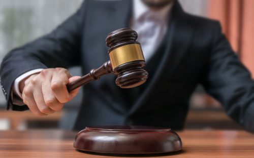 VENTES AUX ENCHÈRES Un commissaire-priseur tapant du marteau