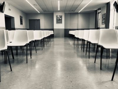 L'hôtel des ventes de l'établissement : les rangées de chaises vides