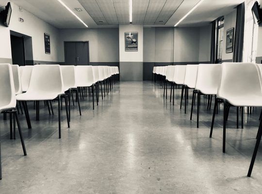 L'hôtel des ventes de l'établissement : les rangées de chaises vides