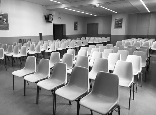 L'hôtel des ventes de l'établissement : les rangées de chaises vides