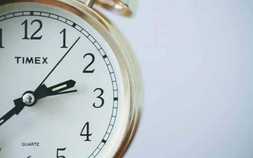 Horaires d’été Le cadran d'un réveil doré