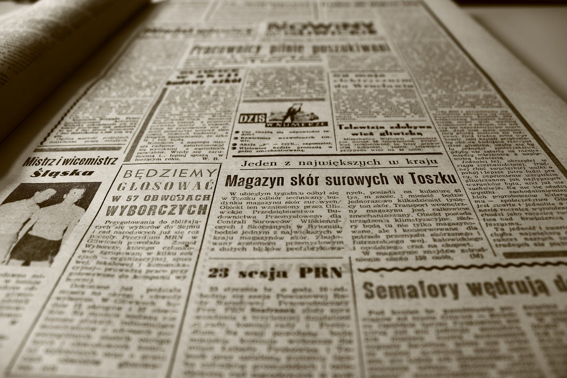 Photographie d'une page de journal (PRESSE)