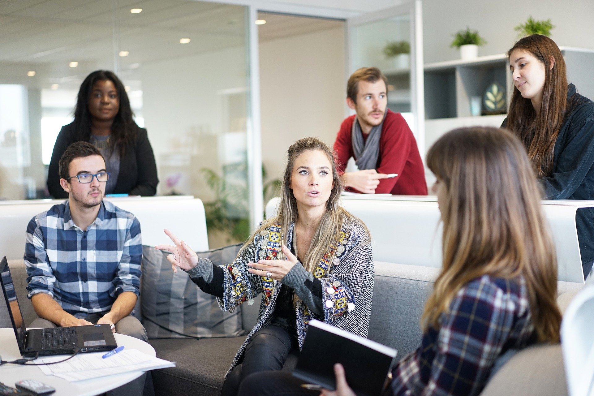 Un groupe de six personnes discutant dans un bureau