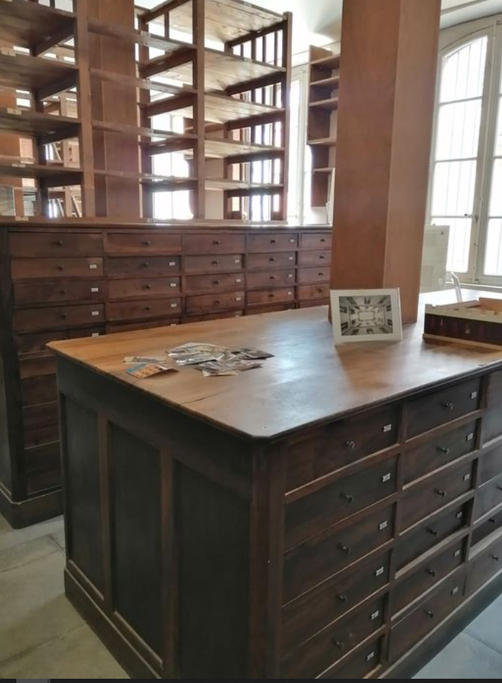 Photographie du petit musée : une succession de meubles en bois avec de nombreux tiroirs