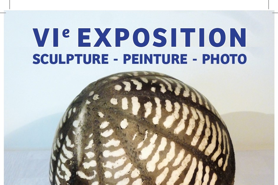prmeier tiers de l'affiche de la VIème exposition des amis de l'Oncopole : fond bleu-gris avec une photographie d'une sculpture ovoïde