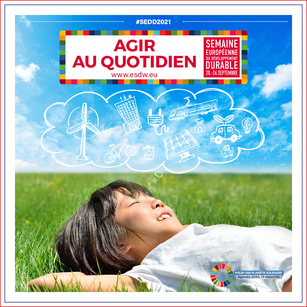 Affiche de la semaine du développement durable 20-26 septembre : un enfant est allongé dans l'herbe verte, au dessus de lui, le dessin d'une bulles de pensée du type BD avec à l'intérieure une éolienne, un bâtiment, un vélo, un ordinateur, une prise électrique, une voiture avec une plante sur le toit, un train)