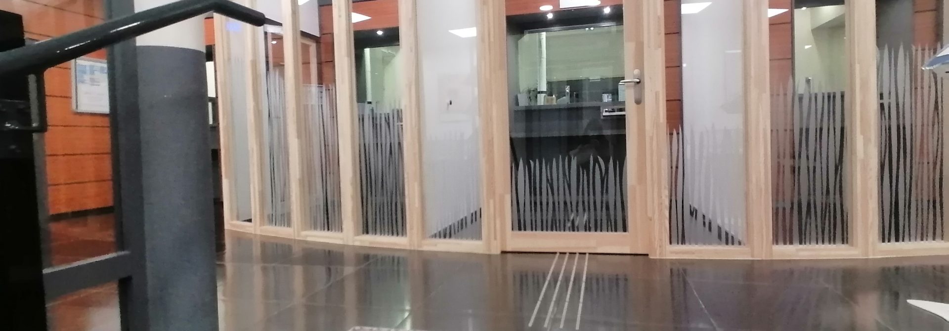 Les guichets aux portes transparentes et encadrementsen bois clair