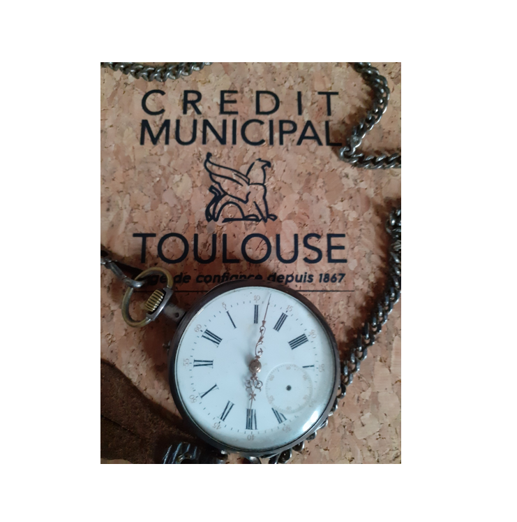 Photographie d'un carnet en liège avec le logo de l'établissement avec sur la couverture, une montre à gousset