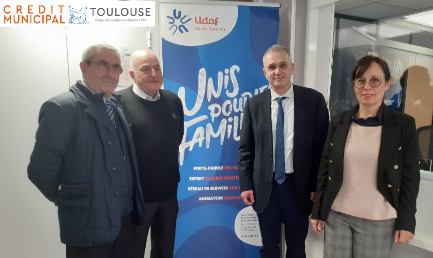 Photo signature à l'UDAF31 : les membres de la direction de l'UDAF 31 et le directeur de l'établissement de part et d'autre du kakémono promotionnel de l'UDAF