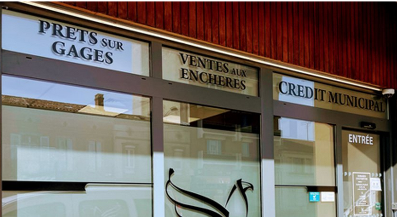 Photographie de la façade vitrée de l'agence de Montauban. Au-dessus des fenêtres est écrit "pre^ts sur gages", éventes aux enchères" "Credit Municipal"