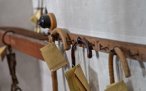 Les mercredis du Crédit Au mur, les clous historiques de l'établissement auxquels sont pendus des cannes en bois