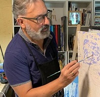 Lartiste peintre Alain Casado en train de peintre sur un chevalett