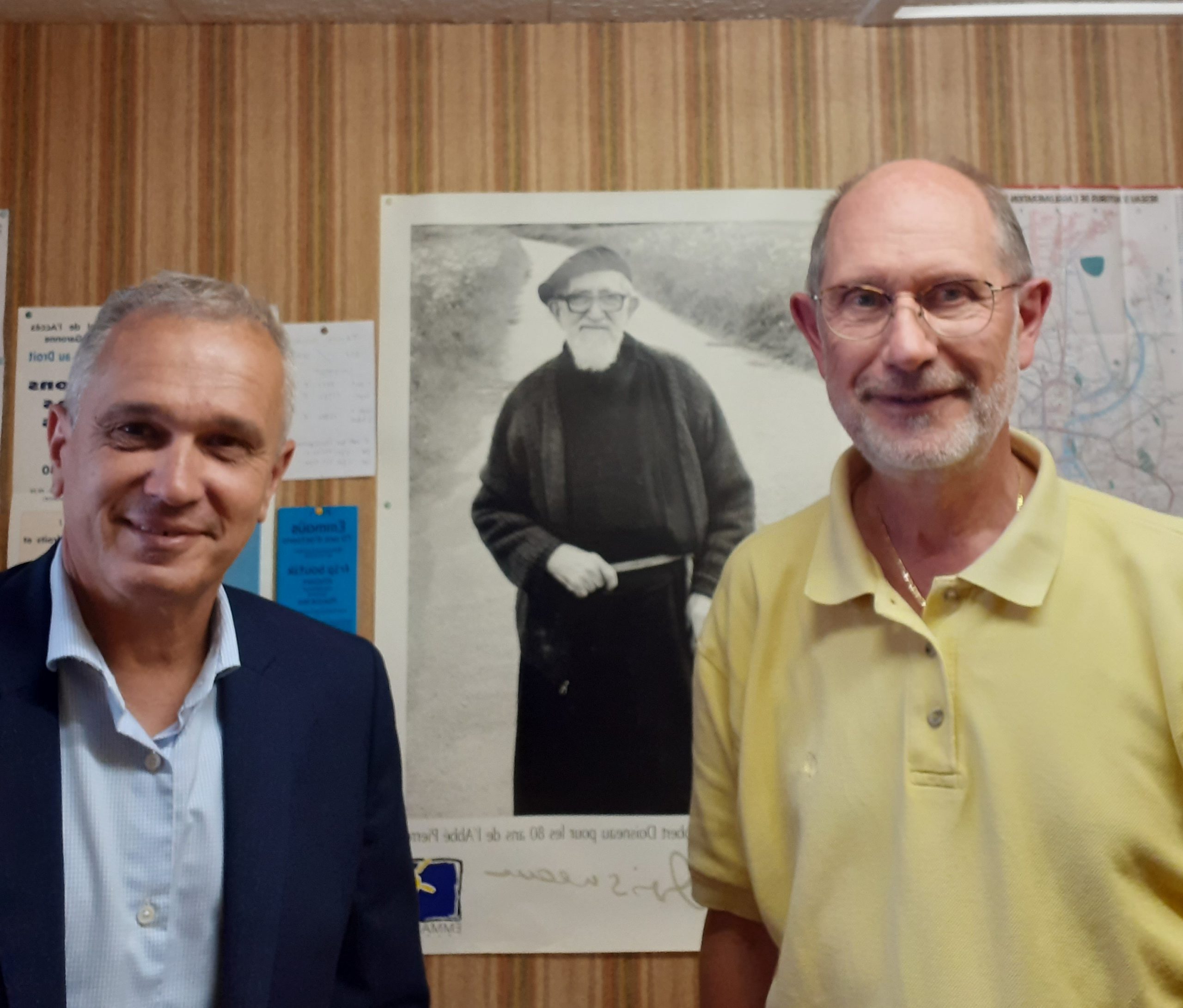 Photo signature de l'établissement et SOS Familles Emmaüs 31 en la présence des représentant