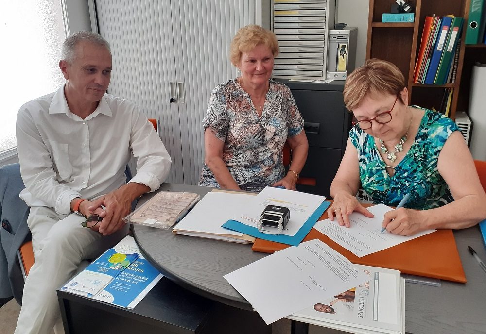 Photo signature de l'établissement et SOS Familles Emmaüs Millau en la présence des représentant