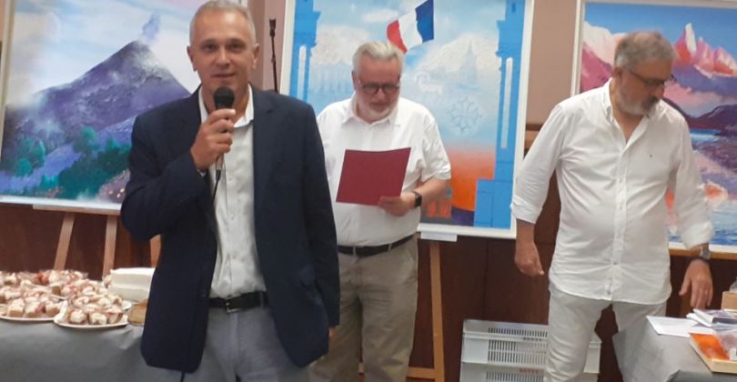 M Paindessous, directeur de l'établissement, le micro à la main pour le discours lors du vernissage