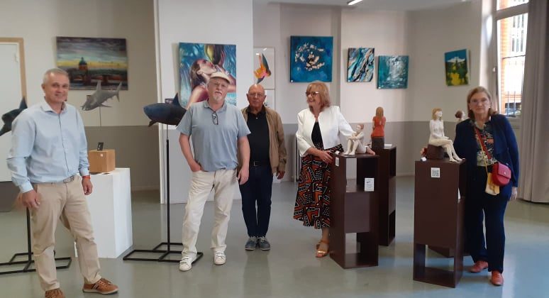 Photographie des artistes lors du vernissage de l'exposition des artistes des Amis de l'Oncopole