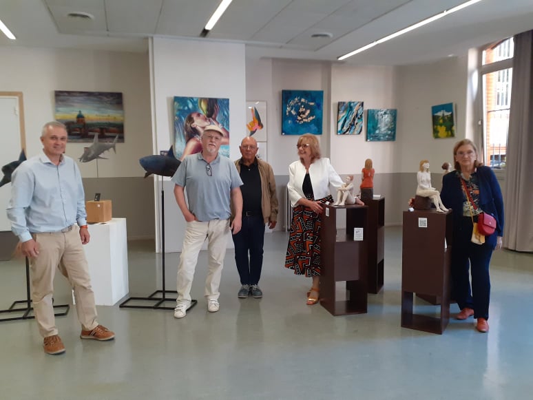 Photographie des artistes lors du vernissage de l'exposition des artistes des Amis de l'Oncopole
