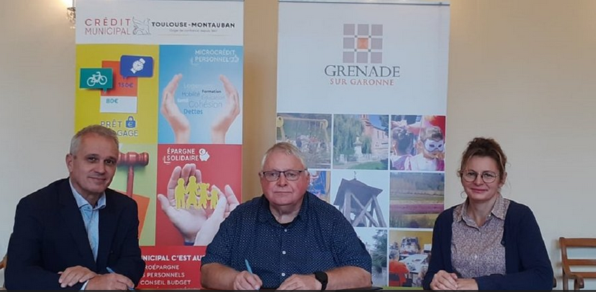 Photo signature de l'établissement et le CCAS de Grenade sur Garonne en la présence du maire et du travailleur social
