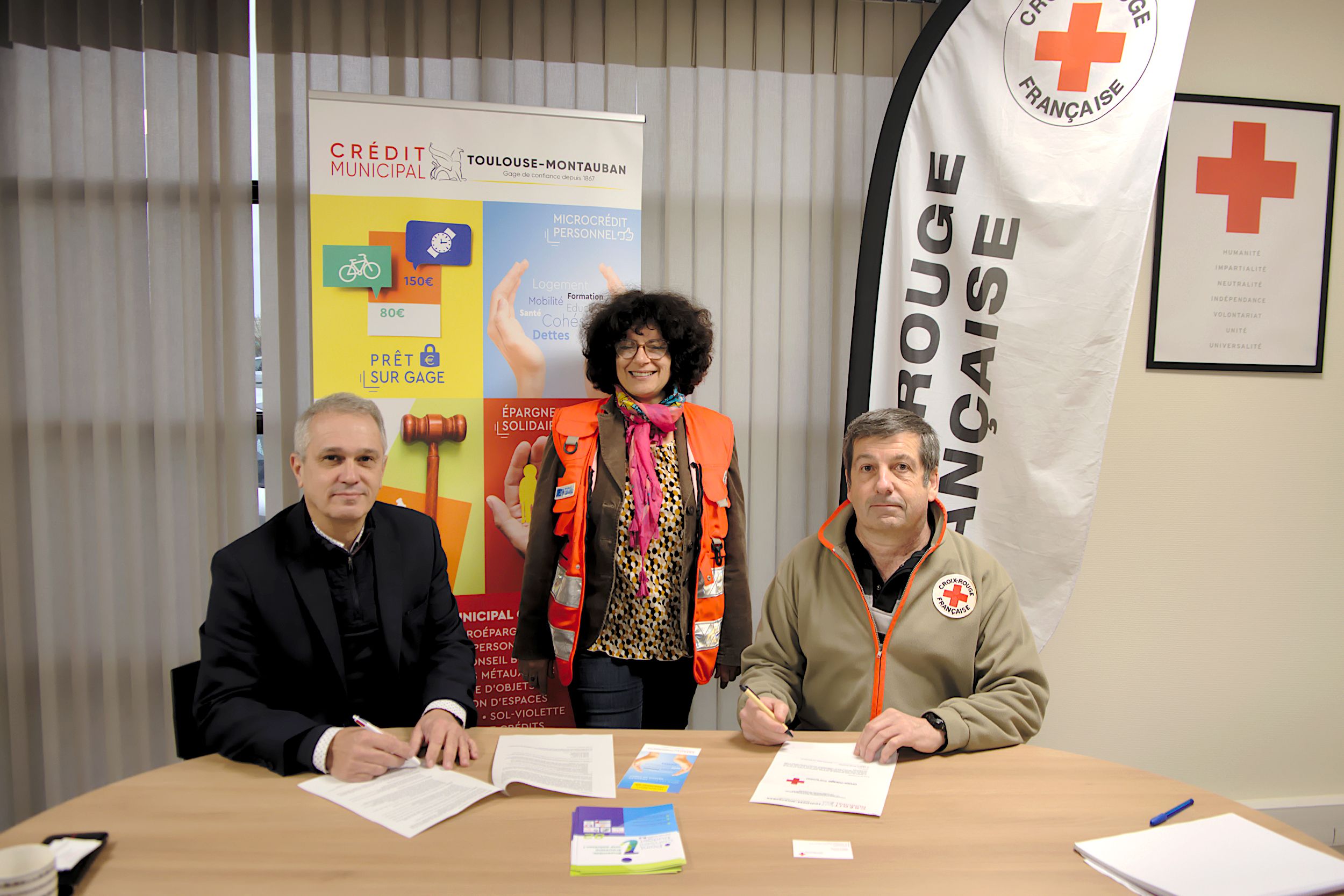 Photo signature de l'établissement et la délégation de la croix rouge française Tarn-et-Garonne en la présence du maire et du travailleur social