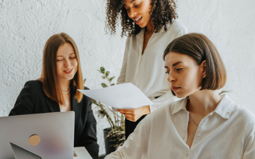 Trois femmes travaillant ensemble dans la même pièce